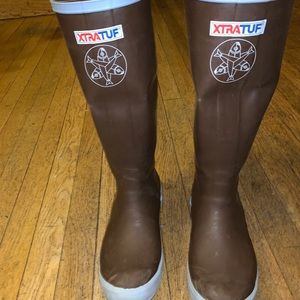 Xtratuf Size Women’s 8. Salmon Sisters Edition